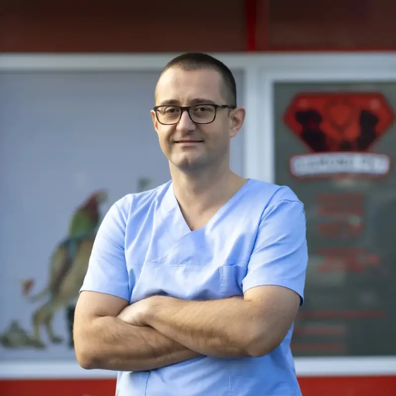 Dušan Novaković, veterinar ispred veterinarske ambulante "Diamond Pet"