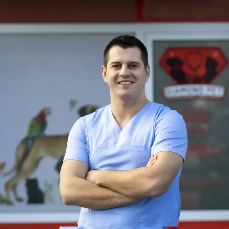 Veterinar Ilija Vlaisavljević ispred veterinarske ambulante "Diamond Pet"