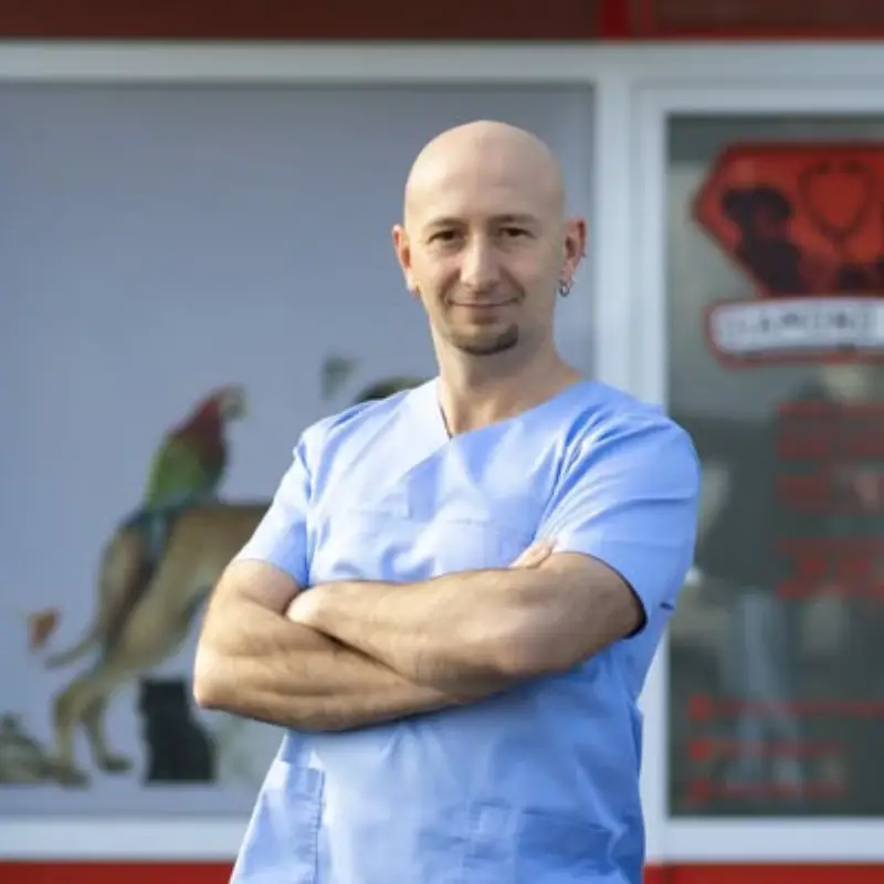 Nino Tamindžija, veterinar ispred veterinarske ambulante "Diamond Pet"