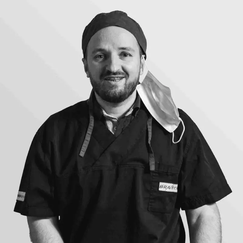 Dr. Marko Odalović, specijalista veterine, sa psom u naručju.